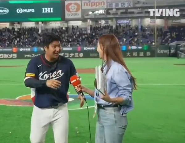 실력 최고인데 특급 인성까지... 물벼락 맞은 문보경, 아나운서 먼저 챙겼다