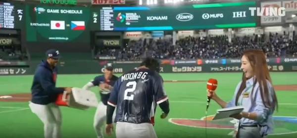 실력 최고인데 특급 인성까지... 물벼락 맞은 문보경, 아나운서 먼저 챙겼다