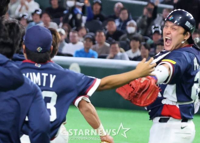 '韓 대표팀 포수의 품격' LG 동료도 LG 코치도 아니었다... 가장 먼저 찾아 부둥켜안은 건 '한지붕 라이벌' 두산이었다