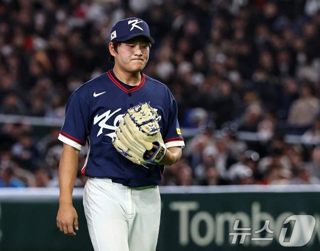 '韓 대표팀 포수의 품격' LG 동료도 LG 코치도 아니었다... 가장 먼저 찾아 부둥켜안은 건 '한지붕 라이벌' 두산이었다