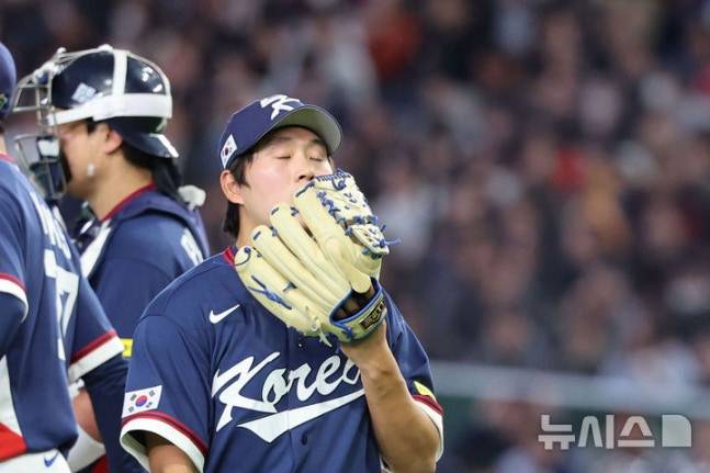 '韓 대표팀 포수의 품격' LG 동료도 LG 코치도 아니었다... 가장 먼저 찾아 부둥켜안은 건 '한지붕 라이벌' 두산이었다