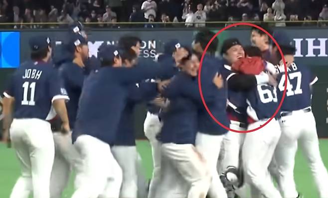 '韓 대표팀 포수의 품격' LG 동료도 LG 코치도 아니었다... 가장 먼저 찾아 부둥켜안은 건 '한지붕 라이벌' 두산이었다