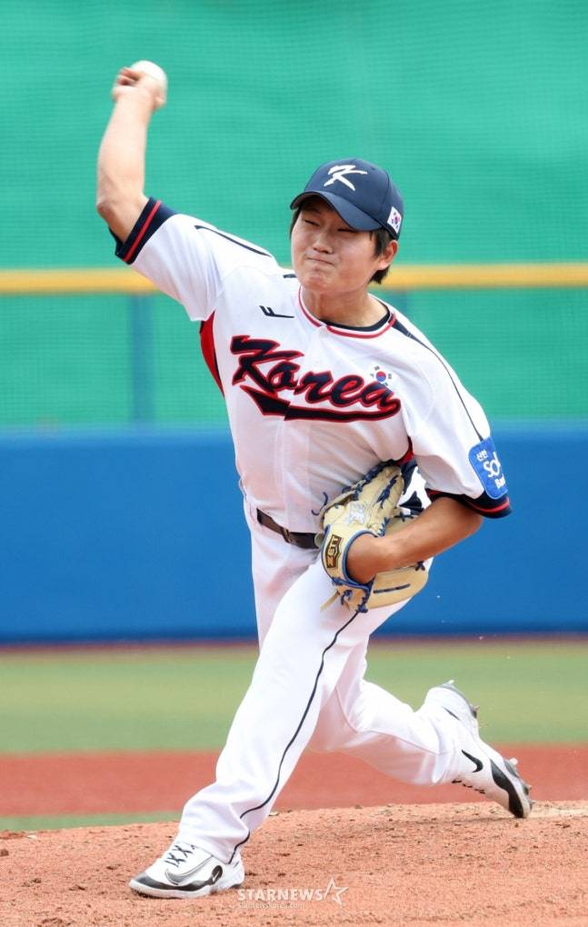 '韓 대표팀 포수의 품격' LG 동료도 LG 코치도 아니었다... 가장 먼저 찾아 부둥켜안은 건 '한지붕 라이벌' 두산이었다