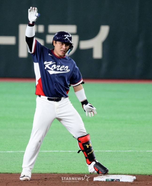 '韓 대표팀 포수의 품격' LG 동료도 LG 코치도 아니었다... 가장 먼저 찾아 부둥켜안은 건 '한지붕 라이벌' 두산이었다