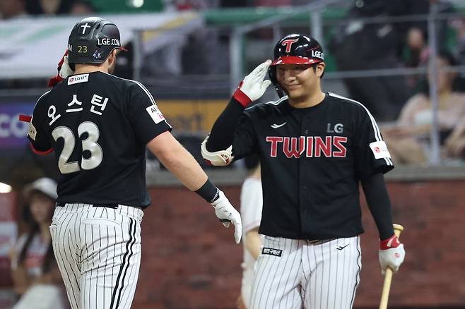 “졌다고 징징대지마” LG 오스틴, 문보경 향한 ‘대만 야구 팬 악플’에 일침