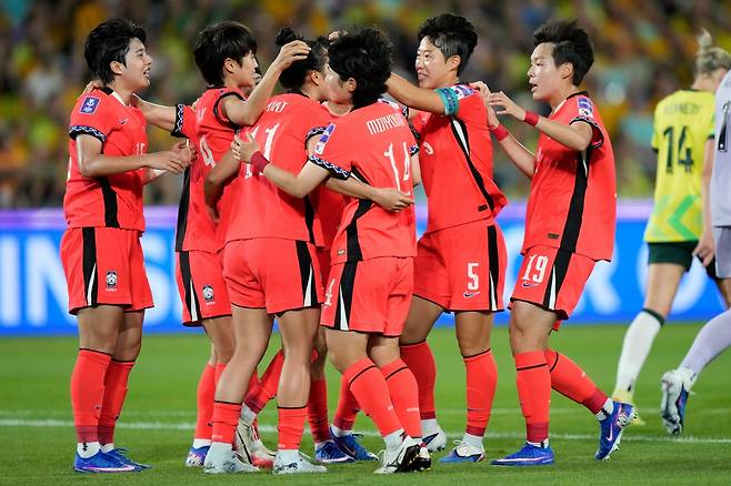 한국 女 축구 '대형 사고' 쳤다! 정말 잘 했다! '폭력 축구' 북한 피했네+최고의 대진…월드컵 티켓 '코 앞'→여자아시안컵 8강 상대 49위 우즈벡 확정