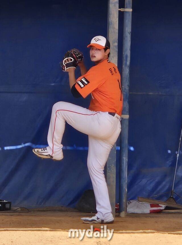 한화 문동주의 얼굴에 미소가 번졌다…극적 마이애미행? 가슴은 원하지만 머리로는 ‘쉽지 않은 여정’