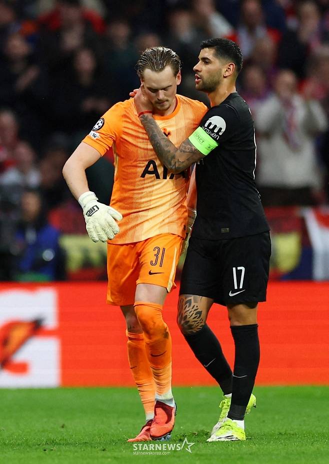 '대참사' 토트넘, ATM에 2-5 대패→'멘붕' 골키퍼 17분 만에 교체 '대굴욕'... 챔피언스리그 탈락 위기