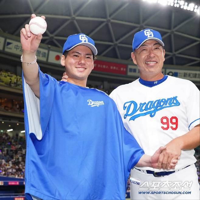 송성문에 2타점 2루타 맞고 안현민에 홈 스틸 허용했는데…대체 선수로 마지막 합류해 5타자 연속 헛스윙 삼진, 사무라이재팬 막내 강렬한 데뷔전[민창기의 일본야구]