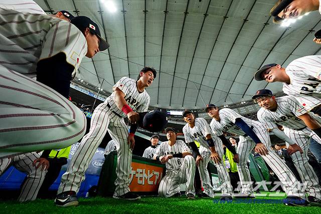 송성문에 2타점 2루타 맞고 안현민에 홈 스틸 허용했는데…대체 선수로 마지막 합류해 5타자 연속 헛스윙 삼진, 사무라이재팬 막내 강렬한 데뷔전[민창기의 일본야구]