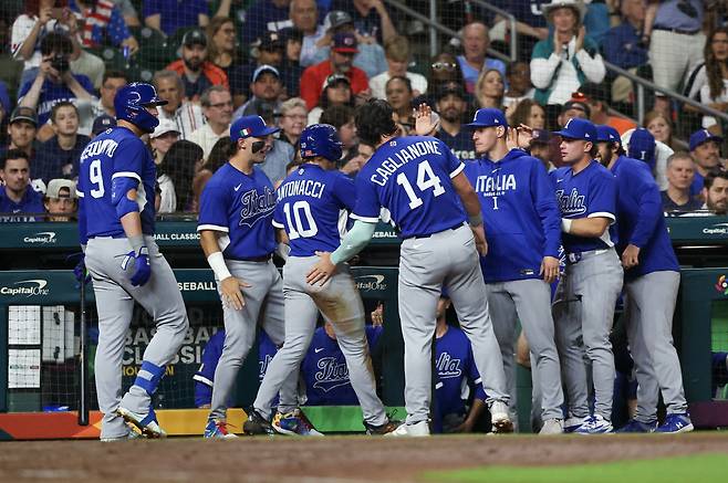 '와 8강이다' 술 마시고 웃다가 이게 무슨 망신이냐…사령탑은