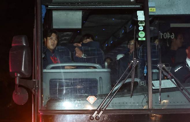 베테랑 류현진, '맨 뒤 아닌' 맨 앞자리 앉았다! 결연한 의지…'美 마이애미 도착' 대표팀 경찰 호위 속 입성