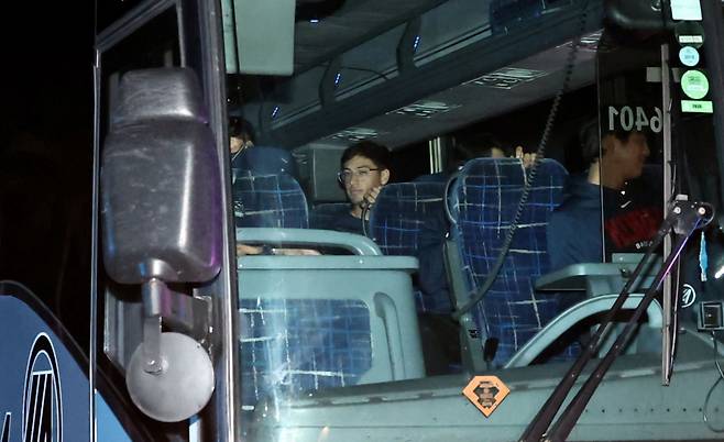 베테랑 류현진, '맨 뒤 아닌' 맨 앞자리 앉았다! 결연한 의지…'美 마이애미 도착' 대표팀 경찰 호위 속 입성