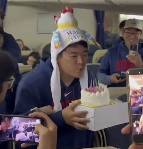 '노경은총', 韓 야구사 최초 WBC 전세기 생일 파티…드디어 공개! '주먹 세리머니'까지 멋있다