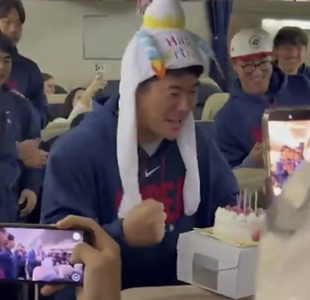 '노경은총', 韓 야구사 최초 WBC 전세기 생일 파티…드디어 공개! '주먹 세리머니'까지 멋있다