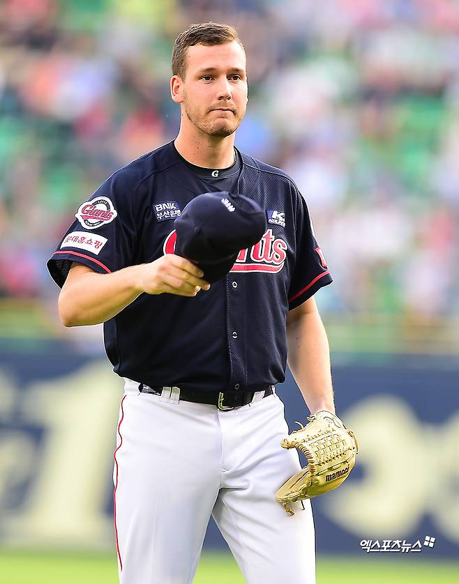 롯데 출신 우완 '대형 사고' 쳤다…최종 엔트리 탈락→캐나다 영웅으로 [WBC]