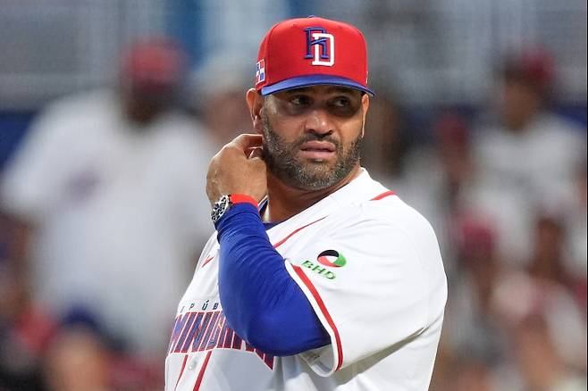 '한국 8강 상대 유력' 도미니카 감독, 공 찢을 듯한 괴력 스윙…미국서 화제 [WBC]