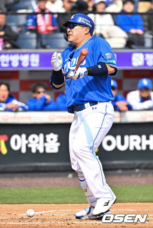 '악' 최형우, 첫 타석부터 공 맞고 교체라니…왕옌청 커브 팔꿈치 직격