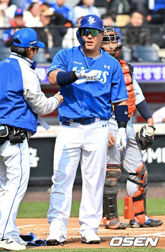 '악' 최형우, 첫 타석부터 공 맞고 교체라니…왕옌청 커브 팔꿈치 직격