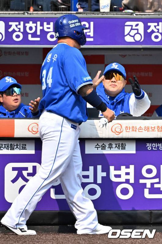 '악' 최형우, 첫 타석부터 공 맞고 교체라니…왕옌청 커브 팔꿈치 직격