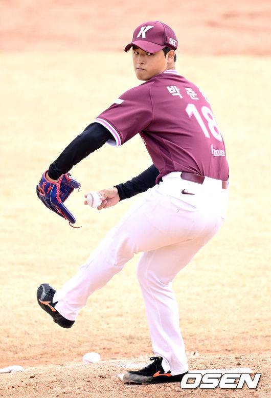 ‘박석민 아들’ 박준현 프로 높은 벽 실감하다…볼넷-폭투-2루타-안타→1이닝 2실점 ‘직구 최고 153km’ [오!쎈 이천]