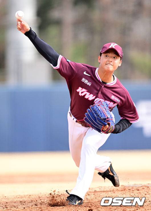 ‘박석민 아들’ 박준현 프로 높은 벽 실감하다…볼넷-폭투-2루타-안타→1이닝 2실점 ‘직구 최고 153km’ [오!쎈 이천]