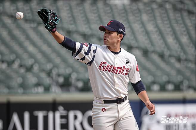 1회 31구 땀뻘뻘 → '잘 던졌다!' 사령탑 찬사 받은 호투…올해는 터지나? 김진욱의 진심