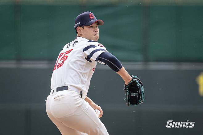 1회 31구 땀뻘뻘 → '잘 던졌다!' 사령탑 찬사 받은 호투…올해는 터지나? 김진욱의 진심