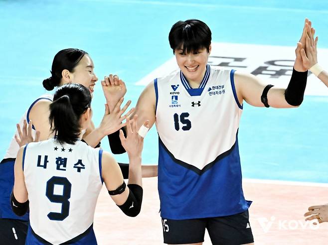 '1위 경쟁 안 끝났다' 현대건설, 도로공사 1점 차 맹추격... 대한항공은 정규리그 우승에 '-1승'