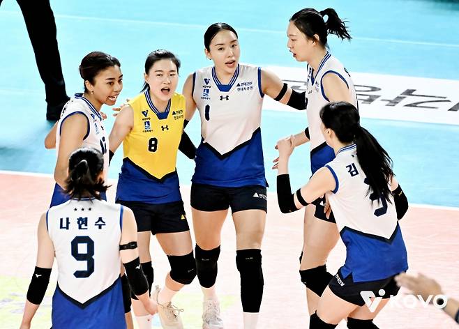 '1위 경쟁 안 끝났다' 현대건설, 도로공사 1점 차 맹추격... 대한항공은 정규리그 우승에 '-1승'