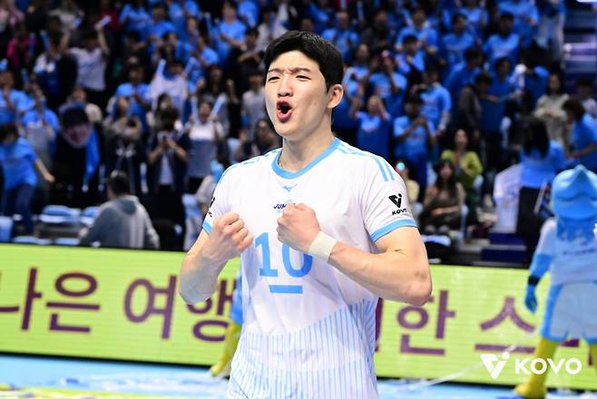 '1위 경쟁 안 끝났다' 현대건설, 도로공사 1점 차 맹추격... 대한항공은 정규리그 우승에 '-1승'