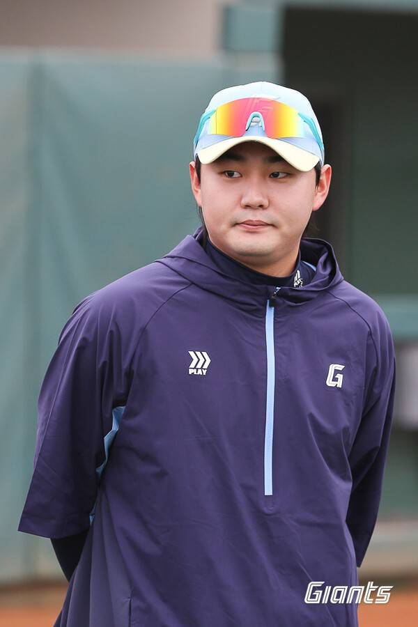 '0입→사생활 논란→원정도박→부상 악령' 바람 잘 날 없는 롯데…'마당쇠 우완' 수술 소식에 첫 경기 이기고도 '한숨'