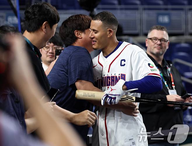'만남의 광장' 된 론디포 파크…류현진, '다저스 동료' 마차도와 재회[WBC]