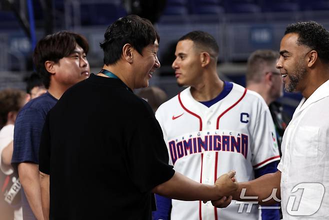 '만남의 광장' 된 론디포 파크…류현진, '다저스 동료' 마차도와 재회[WBC]