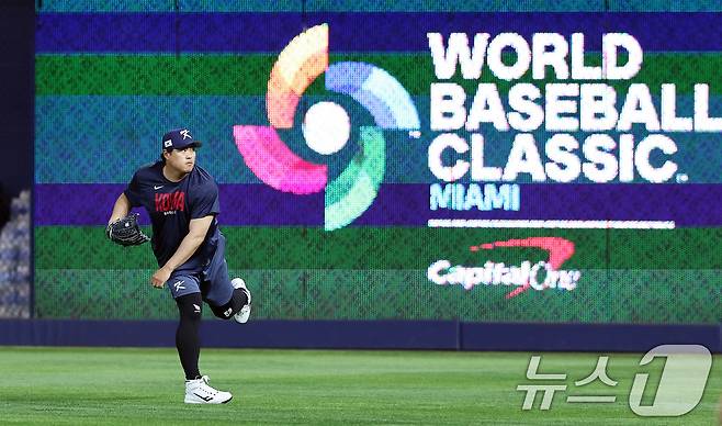 [뉴스1 PICK]류현진, 마차도 불러 포옹… WBC 8강 D-1 훈련