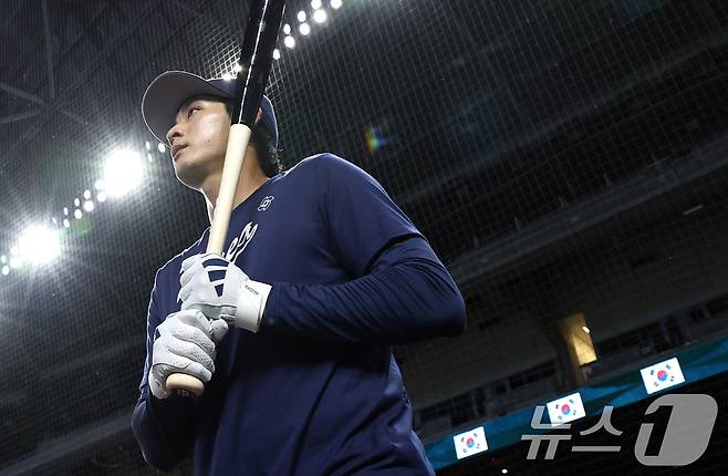 [뉴스1 PICK]류현진, 마차도 불러 포옹… WBC 8강 D-1 훈련