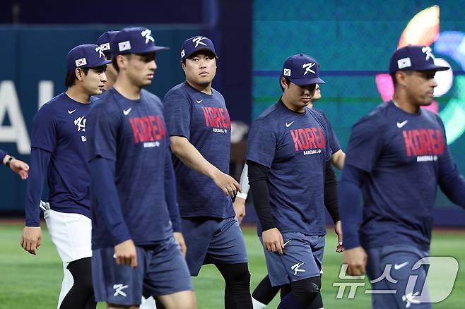 [뉴스1 PICK]류현진, 마차도 불러 포옹… WBC 8강 D-1 훈련