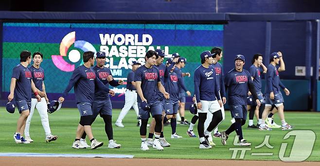 [뉴스1 PICK]류현진, 마차도 불러 포옹… WBC 8강 D-1 훈련