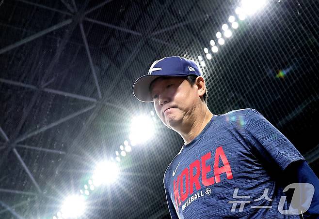 [뉴스1 PICK]류현진, 마차도 불러 포옹… WBC 8강 D-1 훈련