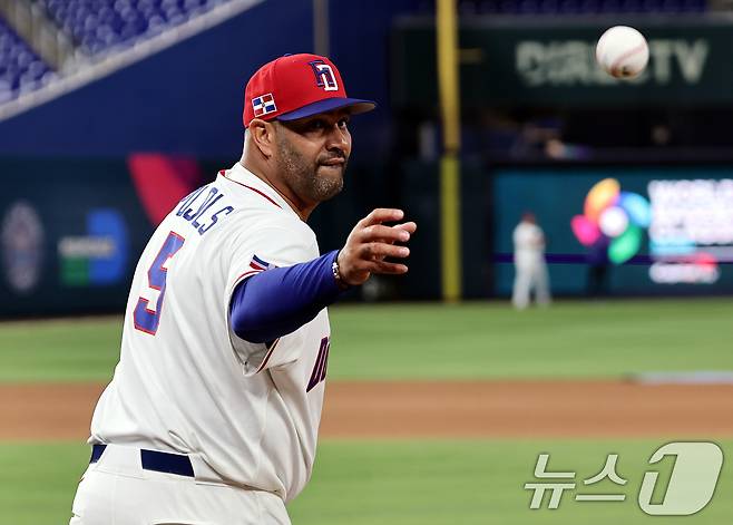 [뉴스1 PICK]류현진, 마차도 불러 포옹… WBC 8강 D-1 훈련