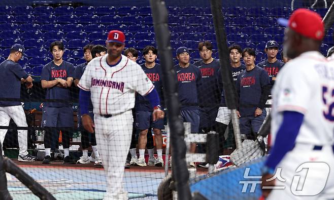 [뉴스1 PICK]류현진, 마차도 불러 포옹… WBC 8강 D-1 훈련