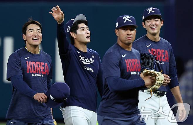 [뉴스1 PICK]류현진, 마차도 불러 포옹… WBC 8강 D-1 훈련