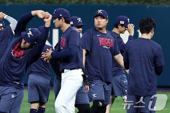 [뉴스1 PICK]류현진, 마차도 불러 포옹… WBC 8강 D-1 훈련