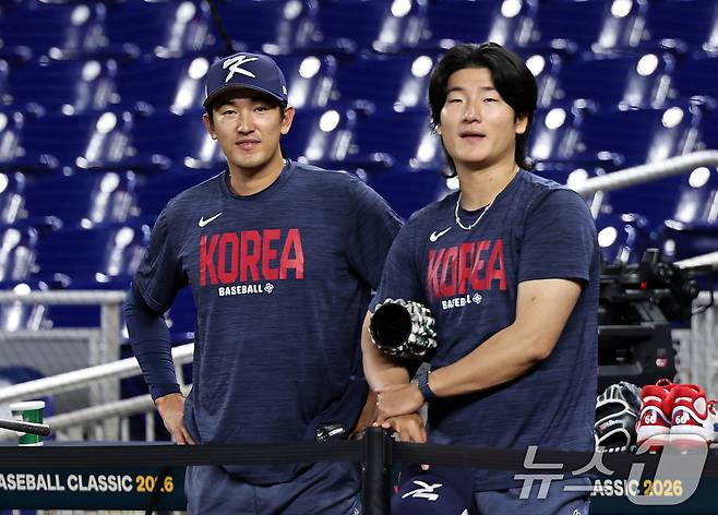 [뉴스1 PICK]류현진, 마차도 불러 포옹… WBC 8강 D-1 훈련