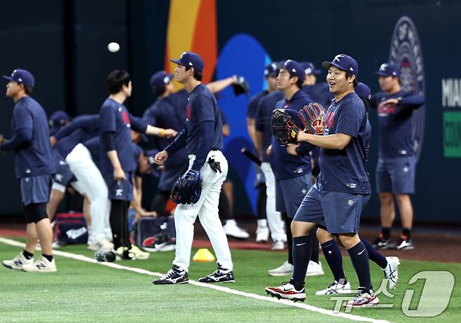 [뉴스1 PICK]류현진, 마차도 불러 포옹… WBC 8강 D-1 훈련