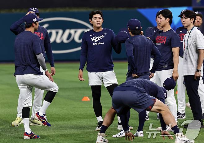 [뉴스1 PICK]류현진, 마차도 불러 포옹… WBC 8강 D-1 훈련