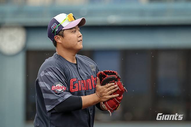 '아직 1구도 안 던졌는데…' 롯데 한동희, 경기 시작 직전 긴급 교체 왜? 박승욱 투입 [부산현장]