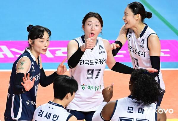 경축 또 경축! 여자프로배구 도로공사, 8년 만에 정규리그 1위 확정