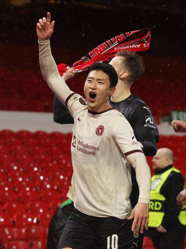 33분 뛰고 프리미어리그 ‘컷’ MVP 한국인…英 BBC 감탄 “조규성, 머리로 UEL 16강 1차전 기선제압 평점 7점대”