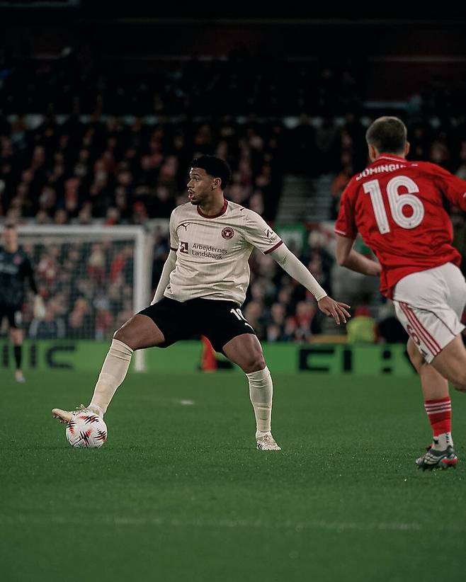 33분 뛰고 프리미어리그 ‘컷’ MVP 한국인…英 BBC 감탄 “조규성, 머리로 UEL 16강 1차전 기선제압 평점 7점대”